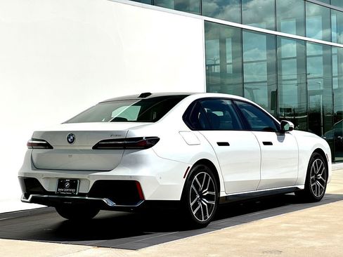 Certified 2025 BMW 740i image 4