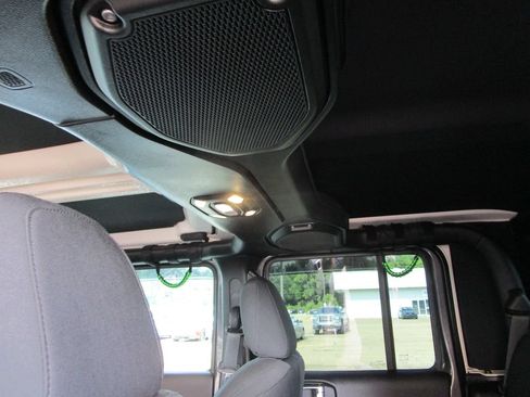 Used 2021 Jeep Gladiator Overland w/ Dual Top Group AWD/4WD image 27