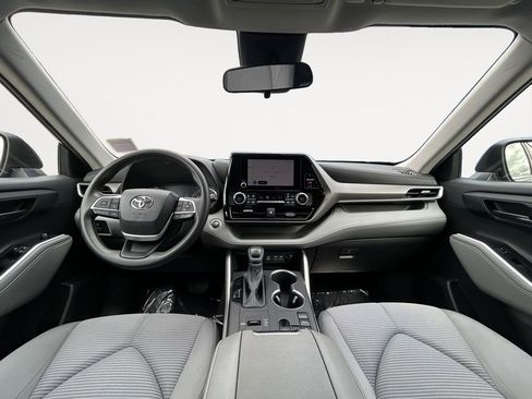 Used 2023 Toyota Highlander L FWD image 12