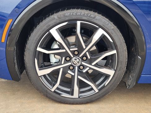 Used 2025 Toyota Prius Plug-In Hybrid image 14