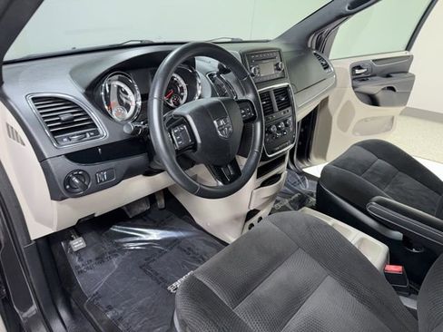Used 2016 Dodge Grand Caravan SE FWD image 12