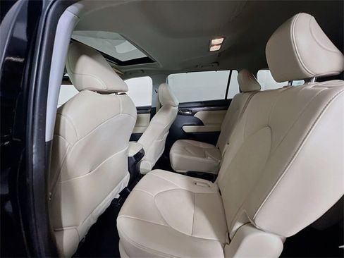 Used 2024 Toyota Highlander Limited image 24