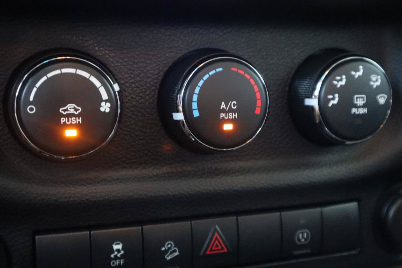 Used 2015 Jeep Wrangler Unlimited Sahara w/ Connectivity Group AWD/4WD image 67