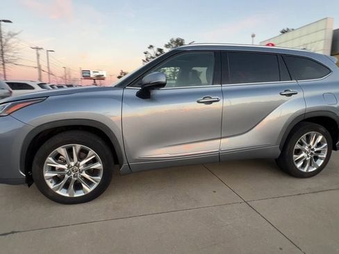 Used 2020 Toyota Highlander Limited image 3