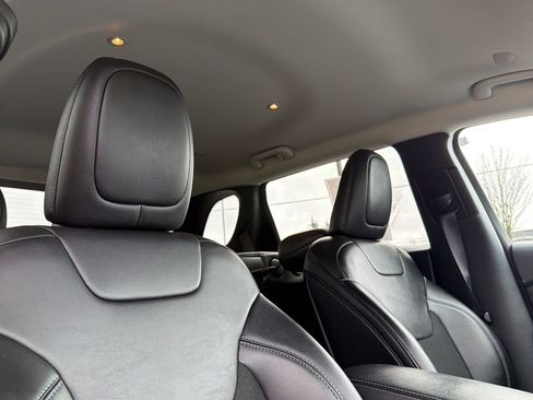 Used 2019 Jeep Cherokee Latitude Plus w/ Cold Weather Group AWD/4WD image 18