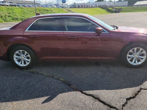 Used 2018 Chrysler 300 Touring RWD image 14
