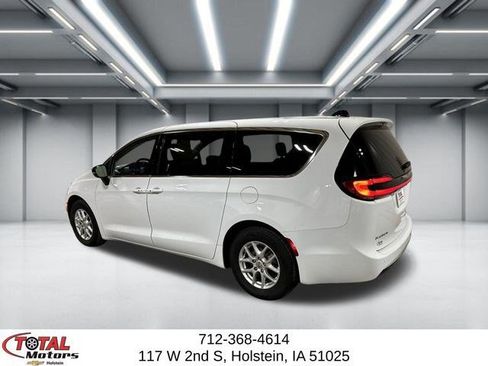 Used 2024 Chrysler Pacifica Touring-L image 7