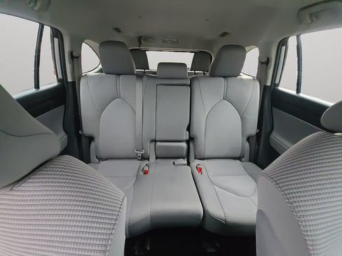 Used 2021 Toyota Highlander LE AWD/4WD image 17