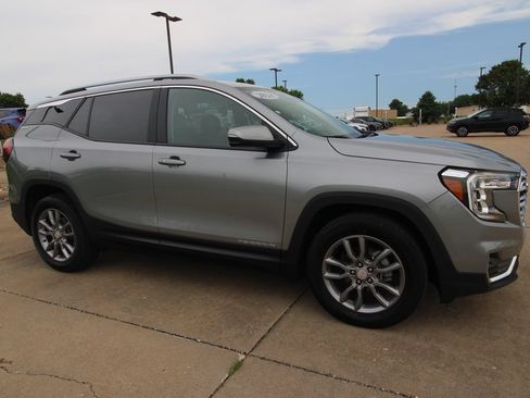 Used 2024 GMC Terrain SLT FWD image 3