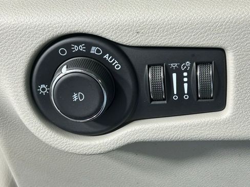 Used 2023 Chrysler Pacifica Limited FWD image 30