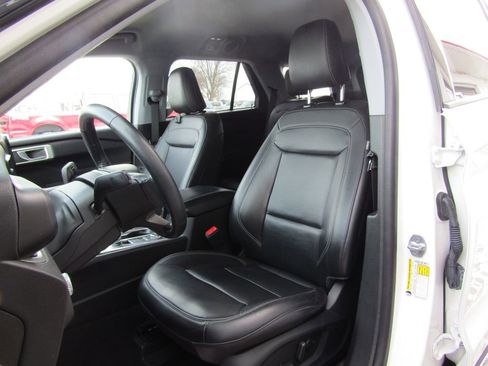 Used 2023 Ford Explorer XLT w/ Equipment Group 202A image 19