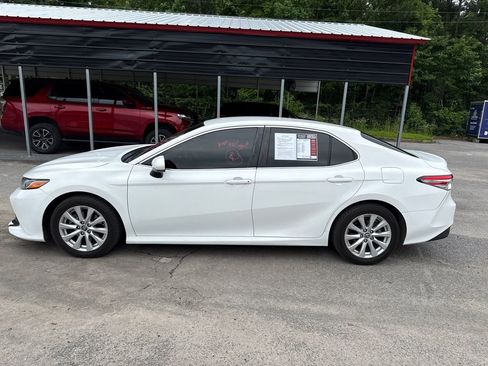Used 2018 Toyota Camry LE FWD image 4