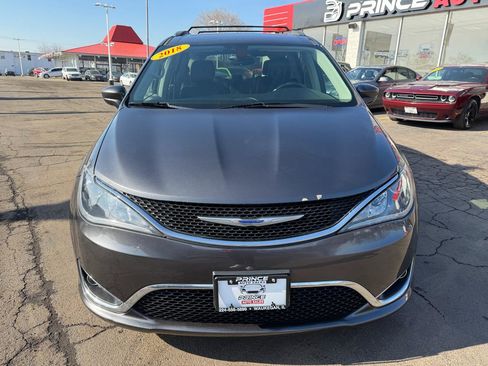 Used 2018 Chrysler Pacifica Touring-L w/ Tire & Wheel Group image 2