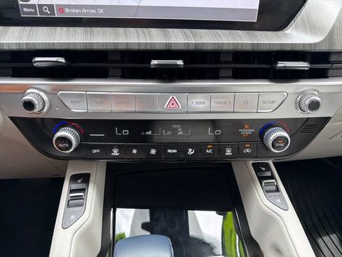 Certified 2024 Kia Telluride EX w/ EX Captain's Chair Package FWD image 14