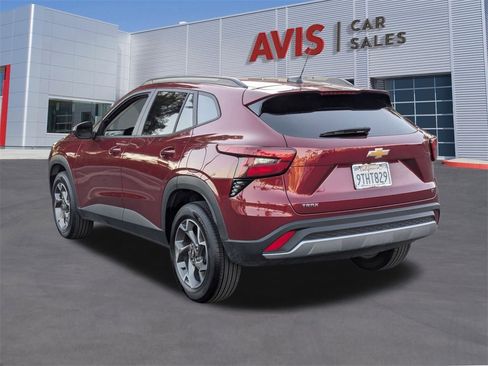 Used 2025 Chevrolet Trax LT w/ LT Convenience Package image 9