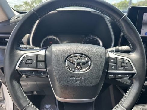 Used 2023 Toyota Highlander XLE FWD image 19
