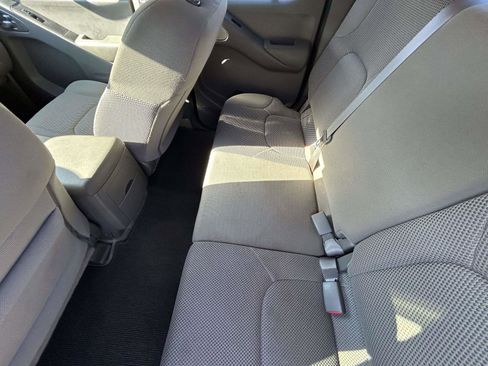 Used 2018 Nissan Frontier SV image 11