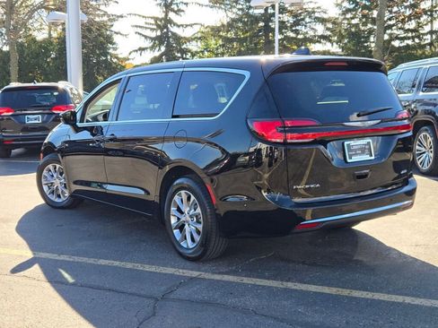 Used 2024 Chrysler Pacifica Touring-L image 12