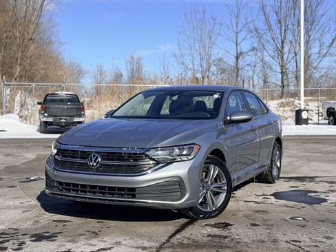 Used 2024 Volkswagen Jetta SE image 1