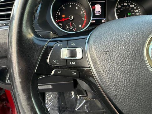 Used 2018 Volkswagen Tiguan SE AWD/4WD image 34