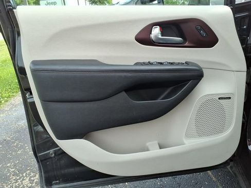 Used 2019 Chrysler Pacifica Limited FWD image 10
