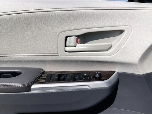 Used 2024 Toyota Sienna LE FWD image 34