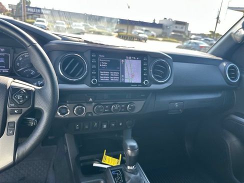 Used 2023 Toyota Tacoma TRD Off-Road w/ Technology Package AWD/4WD image 15