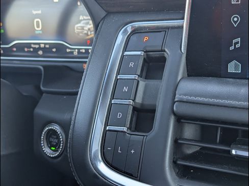 Used 2022 Chevrolet Suburban Z71 w/ Luxury Package AWD/4WD image 35