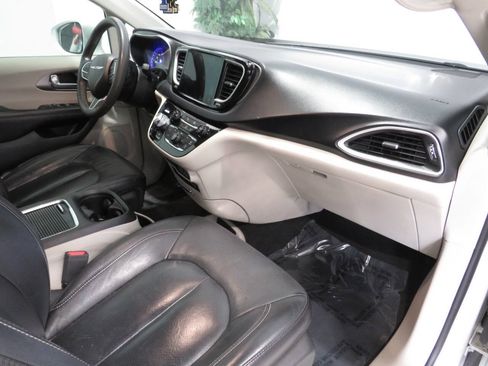Used 2022 Chrysler Pacifica Touring-L FWD image 9