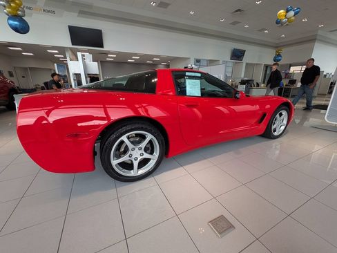 Used 2004 Chevrolet Corvette Coupe RWD image 8