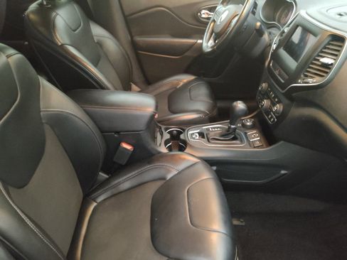 Used 2019 Jeep Cherokee Latitude Plus AWD/4WD image 21