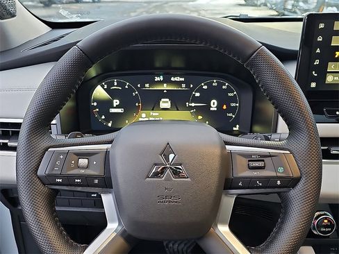 New 2026 Mitsubishi Outlander SE image 15