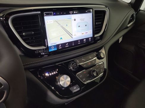 New 2026 Chrysler Pacifica Select image 18