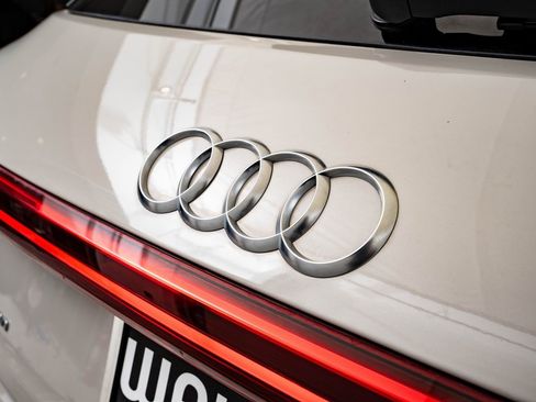 Used 2021 Audi e-tron Prestige w/ Prestige Package image 18