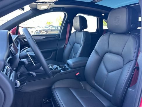 Certified 2025 Porsche Macan image 5