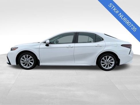 Used 2022 Toyota Camry SE image 4