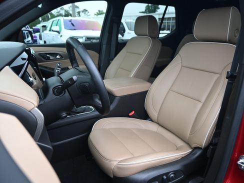 Used 2023 Chevrolet Traverse Premier FWD image 16