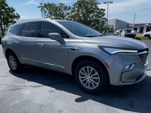 Used 2023 Buick Enclave Essence FWD image 2