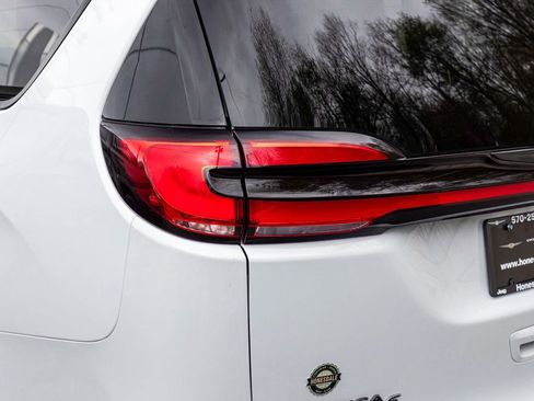 Used 2024 Chrysler Pacifica Limited FWD image 35
