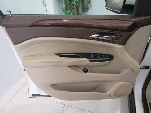 Used 2014 Cadillac SRX Luxury image 25