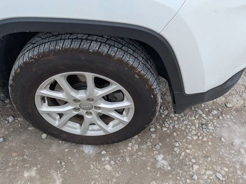 Used 2015 Jeep Cherokee Latitude w/ Cold Weather Group image 9