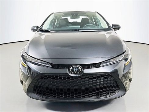 Used 2022 Toyota Corolla LE image 2