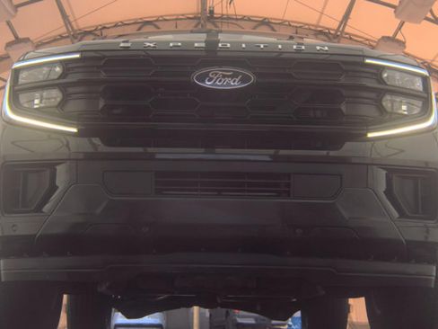 Used 2025 Ford Expedition Active AWD/4WD image 2
