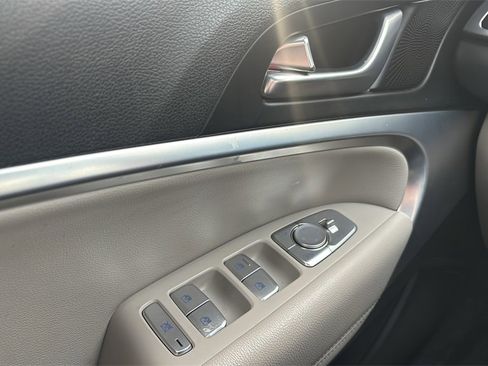 Used 2023 Genesis G70 2.0T image 16