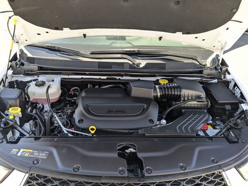 Used 2025 Chrysler Pacifica Select image 27