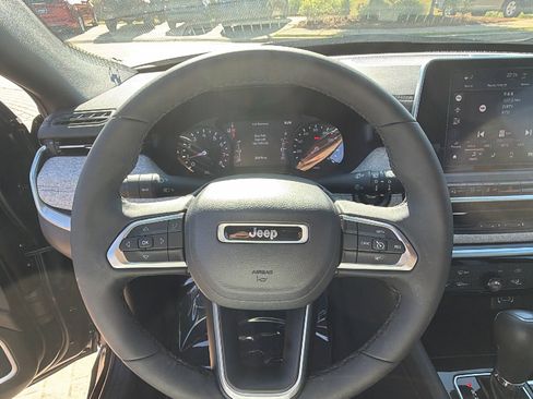 Used 2025 Jeep Compass Latitude image 25