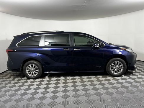Used 2021 Toyota Sienna XLE image 4
