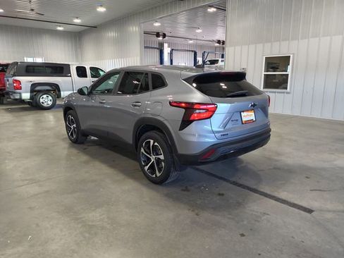 Used 2025 Chevrolet Trax RS FWD image 6