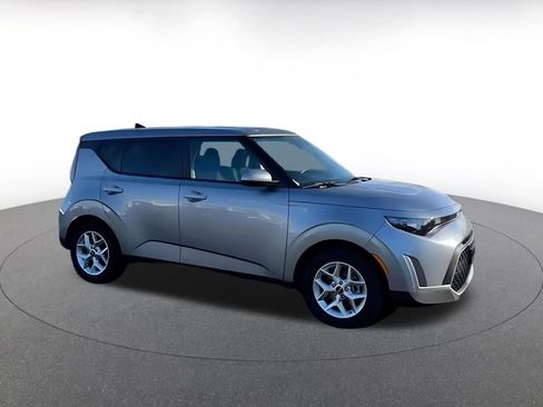 Used 2025 Kia Soul LX w/ LX Technology Package image 2