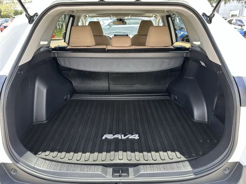 Used 2019 Toyota RAV4 XLE FWD image 17